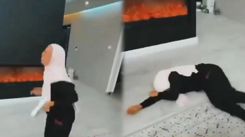 ردة فعل غير متوقعة لعاملة بعد أن فاجئوها بجوال جديد.. فيديو اخر خبر شاهد المقال التالي من صحافة السعودية عن ردة فعل غير متوقعة لعاملة بعد أن فاجئوها