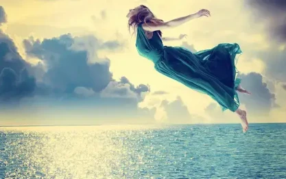 حلمت اني اطير للعزباء والمتزوجة والحامل والرجل حلمت اني اطير، الطيران في الحلم يعني الترحال والانتقال من مكان لآخر، وتعددت تفسيرات رؤية الشخص يطير في