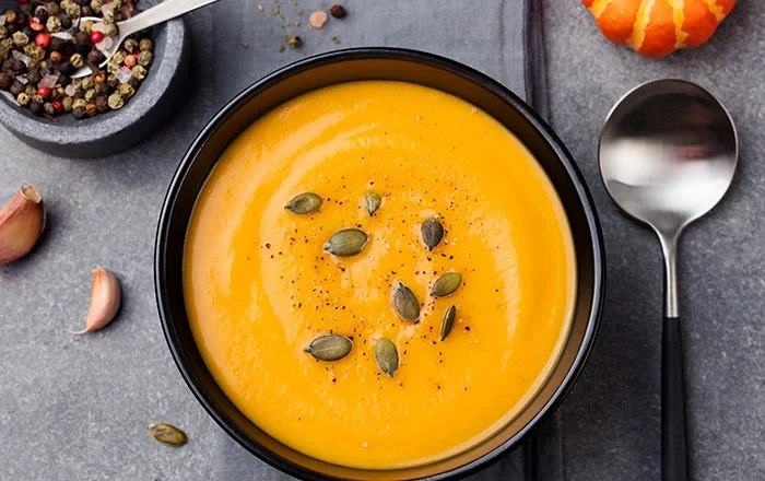 طريقة تحضير شوربة البرتقال السويدية الجزر : 500 غراما قشرة البرتقال : نصف حبة البصل : 250 غراما البطاطس : 250 غراما الزبدة : 50 غم الماء : لتر ونصف