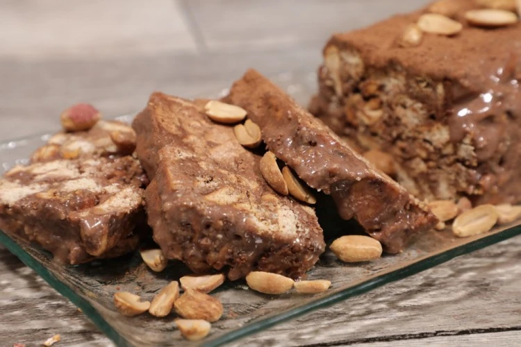 ليزي كيك بزبدة الفول السوداني بطريقة سهلةمقادير ليزي كيك الحليب المكثف : علبة (محلى) بودرة الكاكاو : 4 ملاعق كبيرة زبدة الفول السوداني : 2 ملعقة كبيرة حليب : 5 ملاعق كبيرة (سائل) ب