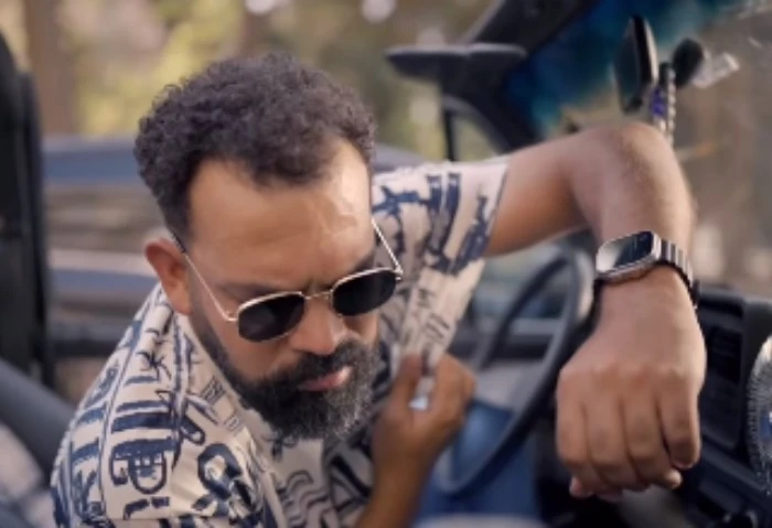 ما بقتش كحيان مهرجان العلمين يقدم خالد عليش بشكل جديد (فيديو) يستعد الفنان والإعلامي خالد عليش، لتقديم برنامج جديد بعنوان ما بقتش كحيان في العلمين