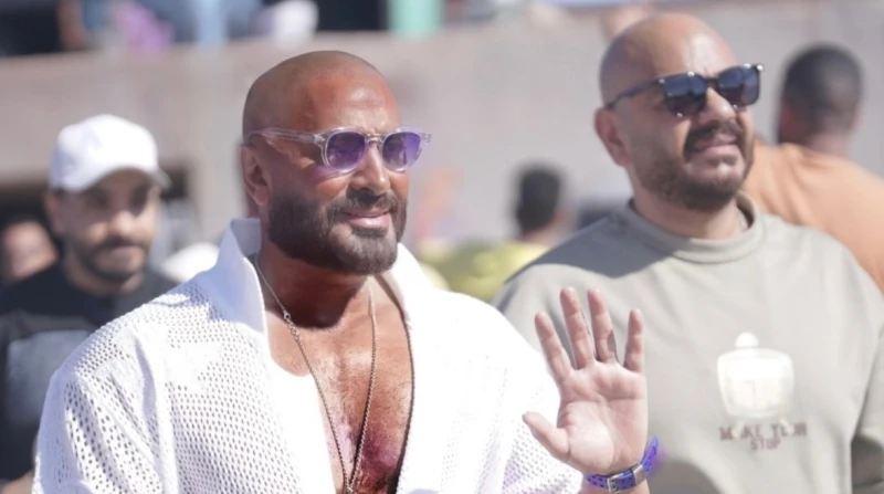 ع الزيرو.. نيولوك تامر حسني من أجل مفاجأة جديدة فاجئ الفنان تامر حسني متابعيه، بصورة جديدة ظهر خلالها حليق الرأس تماما، وأعلن لجمهوره عن جديدة.ونشر تامر حسني عبر حسابه على إنستجرام