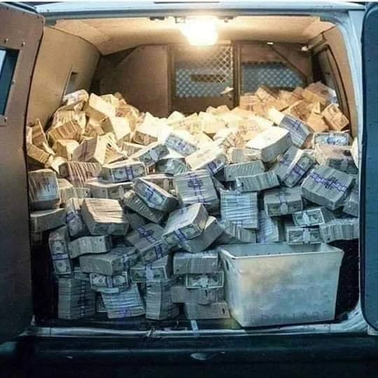 الدولار هياكل عاشورا : 47.97 جنيه الدولار هياكل عاشورا : 47.97 جنيه، طبعا النهاردة البنوك اجازة وبكرة وبعدة كدة الدولار يحتفل بقي بعاشورا في الاجازة