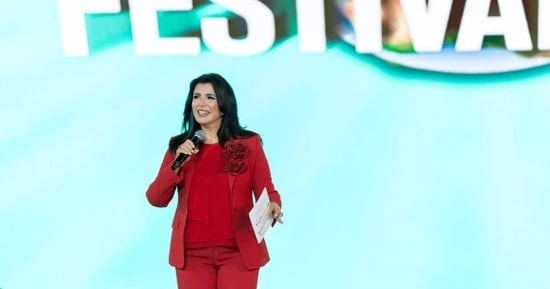 الفن صفحة مهرجان العلمين تنشر صورا من حلقة معكم منى الشاذلى بمهرجان العلمين أفاق عربيةأفاق عربية الفن نتحدث اليوم حول صفحة مهرجان العلمين تنشر صورا