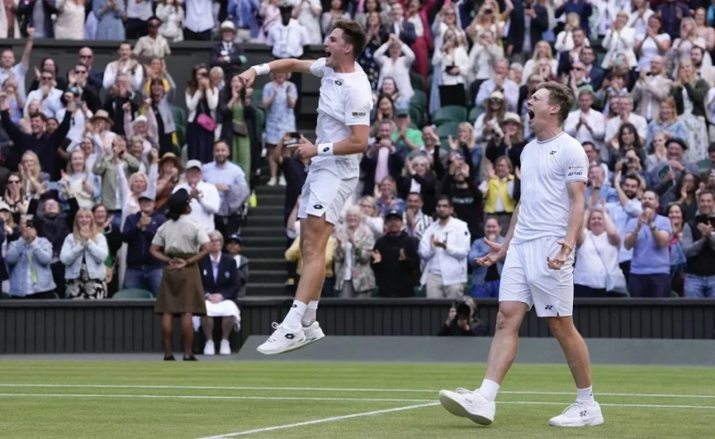 باتن وهيليوفارا يتوجان بلقب الزوجي في بطولة ويمبلدون جريدة افاق عربية وكالاتتوج البريطاني هنري باتن والفنلندي هاري هيليوفارا بلقب بطولة ويمبلدون، ثالثة البطولات الأربع الكبرى في كر