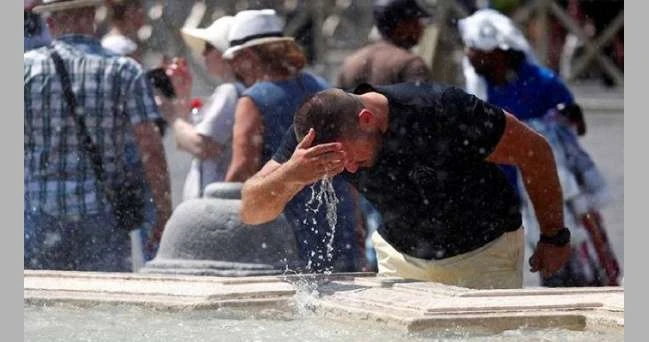 ارتفاع درجات الحرارة في جنوب أوروبا يتجاوز 40 درجة مئوية وتحذيرات صحية في إيطاليا لايف ستايل شاهد المقال التالي من صحافة البحرين عن ارتفاع درجات