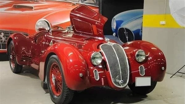 أسطول سيارات فارهة.. تفاصيل بيع ممتلكات الملك فاروق في مزادات عالمية الملك فاروق كان في حيازته مجموعة هائلة من السيارات الفارهة، والتي كانت مصنوعة خصيصا له من شركات مرموقة مثل بوجا