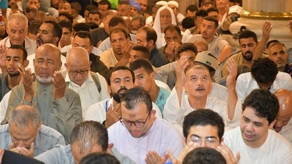 حكم مسح الوجه باليدين عقب الدعاء.. دار الإفتاء تجيبقالت دار الإفتاء المصرية، إن من السنة رفع اليدين أثناء الدعاء، ومسح الوجه بهما عقب الدعاء في