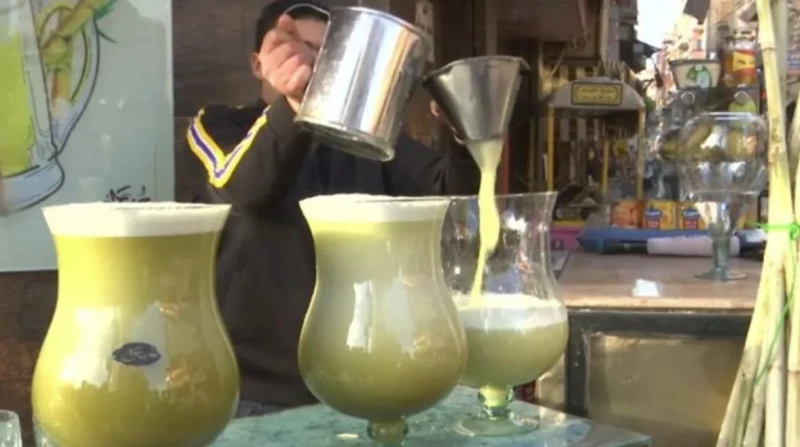 أمراض في كوباية قصب.. مشروب الغلابة ملوث بالدود وحامل للفيروسات بين لبايش القصب المتناثرة على جنبات الطريق، تقف فتاة في العشرين من عمرها بأحد شوارع منطقة مصر القديمة، تحديدا في حي 