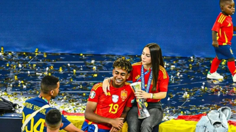 -معلومات عن صديقة لامين يامال التي سرقت الأضواء في احتفالات اليورو .. اخبار، معلومات عن صديقة لامين يامال التي سرقت الأضواء في احتفالات اليورو،أثارت