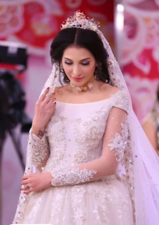 ما تفسير حلم العروس بالفستان الأبيض لابن سيرين؟ تفسير حلم العروس بالفستان الأبيض إن رؤية العروس بالفستان الأبيض من الرؤى التي تلفى استحسان عند غالبية