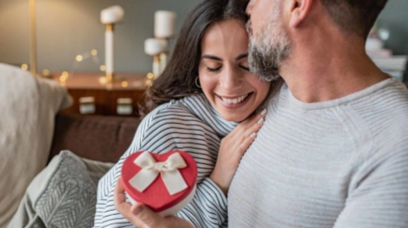 لعشاق الرومانسية.. ١٠ أفكار لهدايا نسائية مميزة لا يوجد شعور تفضله المرأة أكثر من الحب والتقدير، ويمكن أن يتمثل كلاهما في هدية، سواء كانت تعبر عن