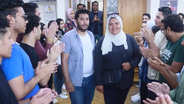 ممر شرفي من صحفيي موقع بصراحة لعاملة الدليفري حاملة الطفلين بعد تصدرها المشهد على مواقع التواصل نظم موقع بصراحة الإخباري، ممرا شرفيا لمريم حنفي سائقة