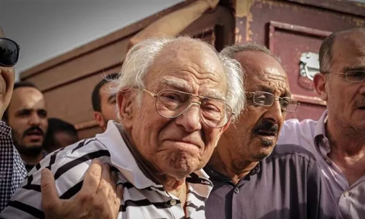 فن: رشوان توفيق: بدعي ربنا ميحوجنيش لحد وكنت باخد مصروفي من زوجتي اقرأ في أفاق عربية رشوان توفيق بدعي ربنا ميحوجنيش لحد وكنت باخد مصروفي من زوجتي،