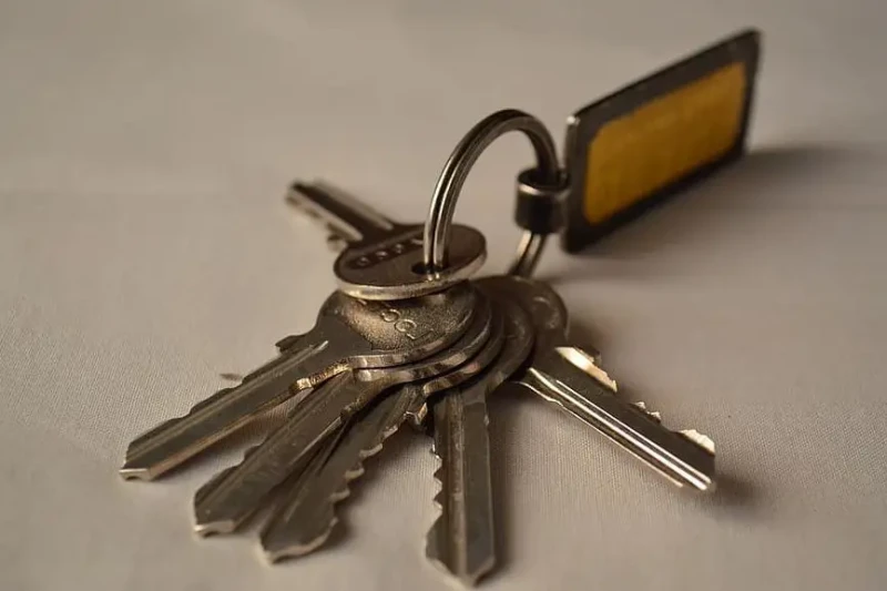 تأويلات ابن سيرين لرؤيا المفتاح في المنام رؤيا المفتاح في المنام غالبا ما ينظر إلى المفتاح كرمز قوي يحمل في طياته العديد من الدلالات والمعاني العميقة. يعتبر المفتاح، كرمز للفرص الج