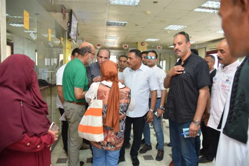 محافظ مطروح يتفقد مبنى خدمات الجمهور بمدينة الحمام تفقد اللواء خالد شعيب محافظ مطروح، خلال الجولة الميدانية لمدينة الحمام، اليوم الأحد، أعمال تطوير