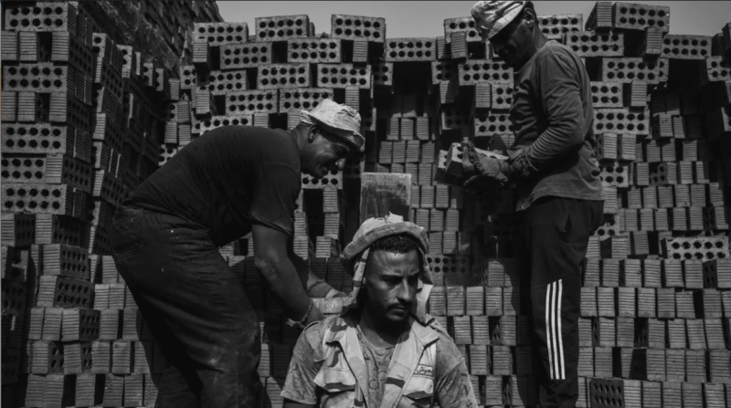 الغلطة بفورة.. عمال الطوب في مرآة الحكومة (خاص) ثلاثة عمال يتصببون عرقا، يبارزون بأيديهم المتشققة سيوف أشعة الشمس التي تخرق أعينهم، يحملون على