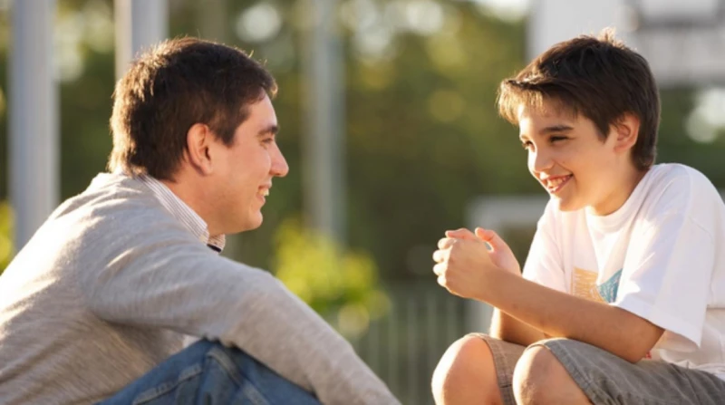 5 طرق لخلق علاقة صداقة مع ابنك يظن بعض الأباء والأمهات أن السيطرة على أبنائهم وإقامة حدود بينهما من أساسيات التربية السليمة، ولكن عليك أن تعرف أن تفكيرك خاطئ للغاية، وأنه يجب عليك 