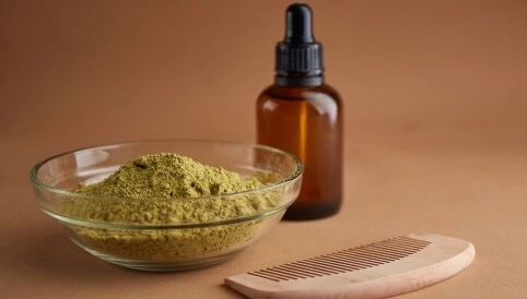 طريقة تحضير الحناء .. ومدة وضعها على الشعريعتمد الوقت المثالي للحفاظ على الحناء على شعرك حسب النتيجة النهائية التي تسعين اليها. أي للحصول على الهايلايت، يمكنك ترك الحناء على شعرك ل