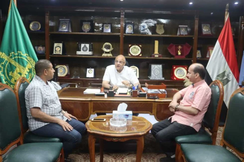 محافظ القليوبية يشكل لجنة متخصصة لتلافي ملاحظات الوزارة حول مستشفيات بنها اجتمع المهندس أيمن عطيه محافظ القليوبية، الأحد، مع الدكتور حمودة الجزار وكيل وزارة الصحة، لعرض ما رصده فري