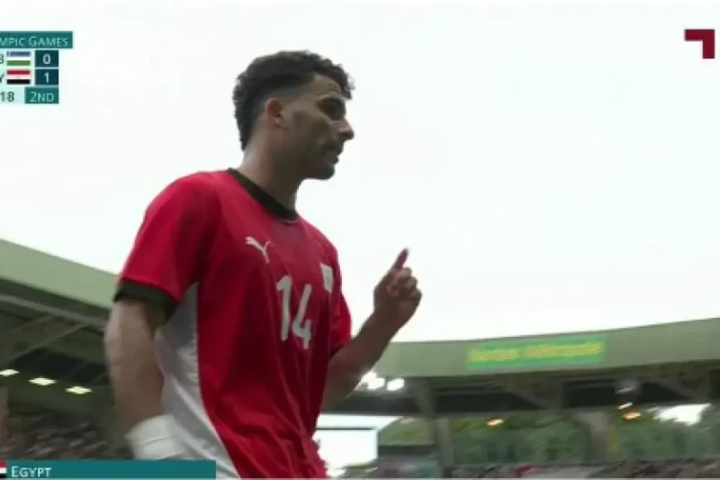 أحمد سيد زيزو ينفعل على الجهاز الفني لمنتخب مصر بعد استبداله أمام أوزبكستانظهرت علامات الغضب على لاعب منتخب مصر الأولمبي أحمد سيد زيزو بعد قيام