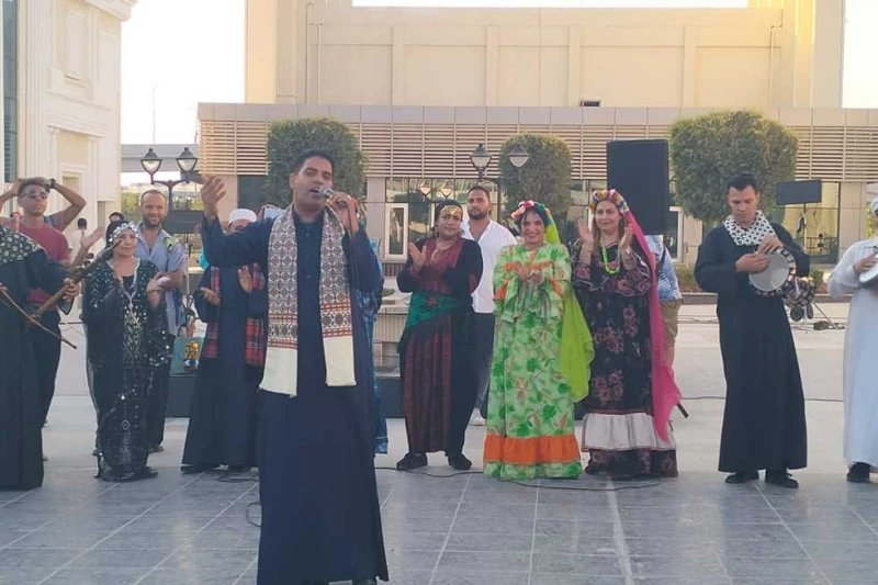 المديح النبوي يبهر ضيوف مهرجان العلمين في أسبوعه الثالث شهدت ساحة المسرح الروماني بالمنطقة التراثية بمدينة العلمين الجديدة، الاثنين، عروض المديح