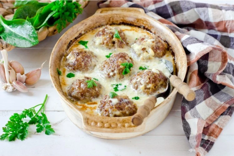 كرات اللحم بالفطر والكريمةالمقادير مقادير صلصة الفطر :الفطر : 250 غراما (طازج ومقطع)كريمة الطبخ : 2 كوبشوربة الفطر : نصف باكيت (مذوبة في كوب ماء