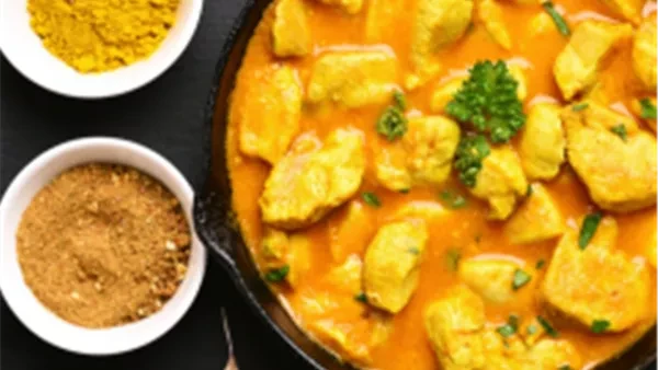 جددي مطبخك بوصفة سريعة وسهلة.. طريقة عمل الدجاج بالكارييقدم الشيف مصطفى العمدة طريقة عمل وصفة سريعة وسهلة لطبق الدجاج بالكاري، يفضل الجميع وبالأخص