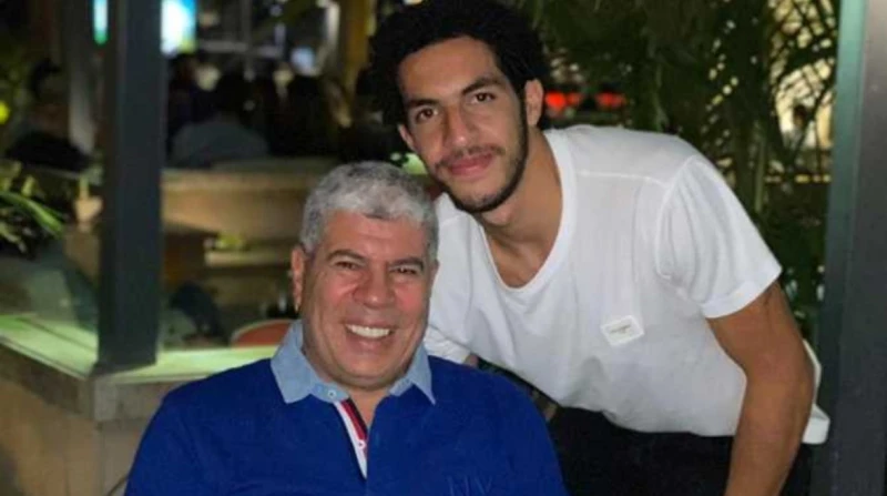 أمور عائلية.. أول تعليق من مصطفى شوبير بعد إقالة والده أنا ممنوع من التصريحات، هكذا رفض حارس مرمى النادي الأهلي الكابتن مصطفى شوبير، التعليق على خبر