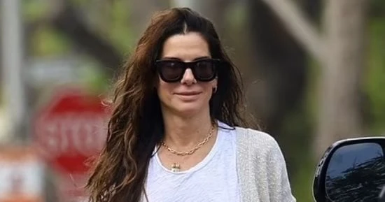 الفن - ساندرا بولوك بابتسامة ساحرة أثناء نزهتها فى بيفرلي هيلزأفاق عربية الفن نتحدث اليوم حول ساندرا بولوك بابتسامة ساحرة أثناء نزهتها فى بيفرلي هيلز