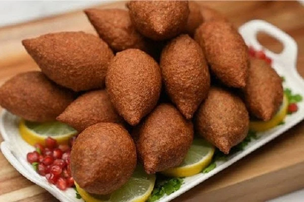 وصفة كبيبة باللحم المفروم والبرغل.. طعم شهي ومقرمشتتبع الكبيبة باللحم المفروم والبرغل طريقة تحضير شائعة في المطبخ العربي، وتعد من الأطعمة الشهية والتقليدية في بعض المناطق. يمكنك تك