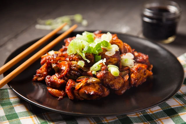 الكانتون بصدور الدجاج بطريقة سهلةالمقادير مقادير الصوص :الكاتشاب : 4 ملاعق كبيرةالصويا صوص : 4 ملاعق كبيرةماء فاتر : كوبالنشاء : ملعقة كبيرة (ممزوج