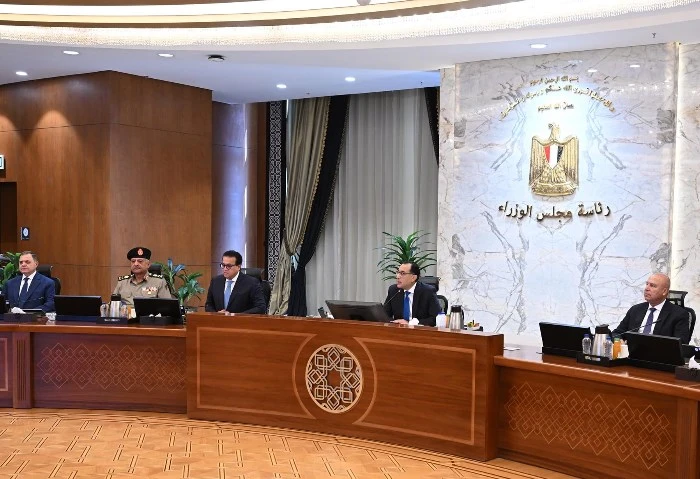 رئيس الوزراء: موافقة صندوق النقد على الشريحة الثالثة من القرض شهادة ثقة ترأس الدكتور مصطفى مدبولي، رئيس مجلس الوزراء، اجتماع الحكومة اليوم بمقرها في مدينة العلمين الجديدة؛ وذلك لمن