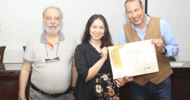 فن: ياسر صادق وخالد عبد السلام يمنحان شهادات مشاركة لورشة الإلقاء بمهرجان المسرح اقرأ في أفاق عربية ياسر صادق وخالد عبد السلام يمنحان شهادات مشاركة