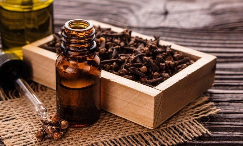 فوائد واضرار القرنفلفوائد واضرار القرنفلفلنتعرف في ما يأتي على فوائد القرنفل ()، والعناصر الغذائية التي يحتويها، وآثاره الجانبية على الجسم:فوائد القرنفل الصحيةيعد القرنفل أحد التوا