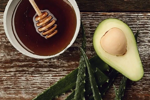 ماسك الأفوكادو والعسل.. فوائد مذهلة للبشرة.يعتبر مزيج الأفوكادو والعسل واحدا من أفضل الوصفات الطبيعية لتحسين صحة البشرة وتغذيتها. يتمتع كل من الأفوكادو والعسل بخصائص مرطبة ومغذية و