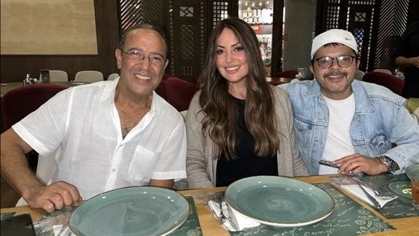 عمل فني أم مجرد غداء.. نرمين الفقي تلتقي مع هنيدي وأشرف عبدالباقي شاركت الفنانة نيرمين الفقي جمهورها صورة جديدة عبر موقع التواصل الاجتماعي للصور