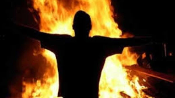 يمر بأزمة نفسية.. رجل خمسيني يشعل النار في نفسه بالجيزة تجري النيابة العامة بالجيزة تحقيقاتها في إشعال خمسيني النيران في نفسه بمنطقة الجيزة، حيث