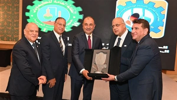 وزير قطاع الأعمال: مواصلة جهود التحديث والتطوير للشركات التابعة وتنمية الكيانات الصناعيةشارك المهندس محمد شيمي، وزير قطاع الأعمال العام، في احتفالية