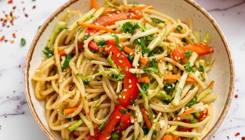 بلاش تشتري تاني من براه.. طريقة عمل النودلز الكوري بالدجاج في البيت تبحث العديد من ربات البيوت عن وصفات سهلة وسريعة يمكن تحضيرها ببساطة لتلبية