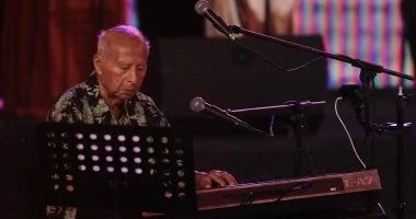 فرقة المصريين تتألق بغناء علمونى عينيكى والجمهور يطالب شنودة بإعادتها تعرف على التالي فرقة المصريين تتألق بغناء علمونى عينيكى والجمهور يطالب شنودة