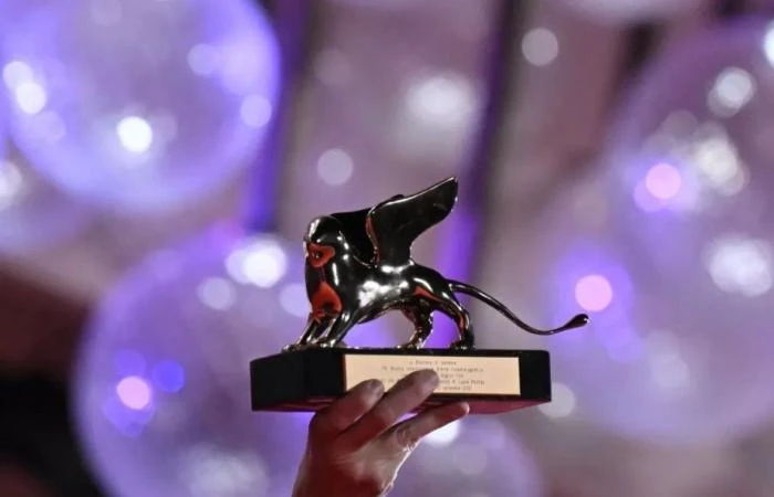 بتوجيه من الممثلة الفرنسية الشهيرة إيزابيل هوبير، رئيسة لجنة التحكيم الدولية للمسابقة في مهرجان فينيسيا السينمائي الدولي في نسخته ال 81، وقع الاختيار