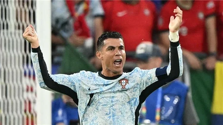 النصر السعودي يجهز عقد جديد لكريستيانو رونالدو جريدة افاق عربية كشفت تقارير إعلامية، أن النصر السعودي يجهز عرضا لتجديد عقد كريستيانو رونالدو، قائد