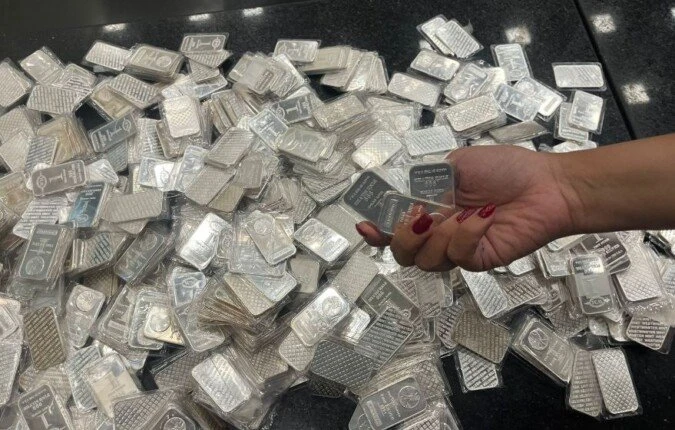 جمارك مطار سفنكس الدولي تضبط محاولة تهريب كمية من السبائك الفضيةتمكن رجال الجمارك بمطار سفنكس الدولي برئاسة حسام الدين أبو الفضل القائم بأعمال مدير