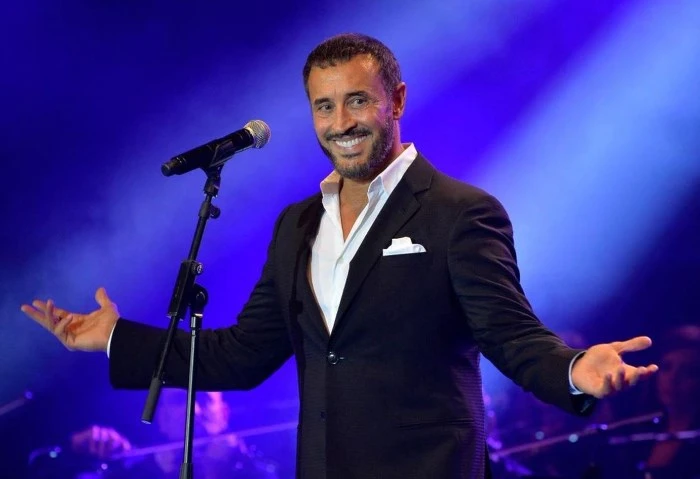 بشرى سارة لمحبي القيصر كاظم الساهر يروج لحفله بمهرجان العلمين قبل أيام من انطلاق حفله بمهرجان العلمين في نسخته الثانية، روج كاظم الساهر، المقرر أن