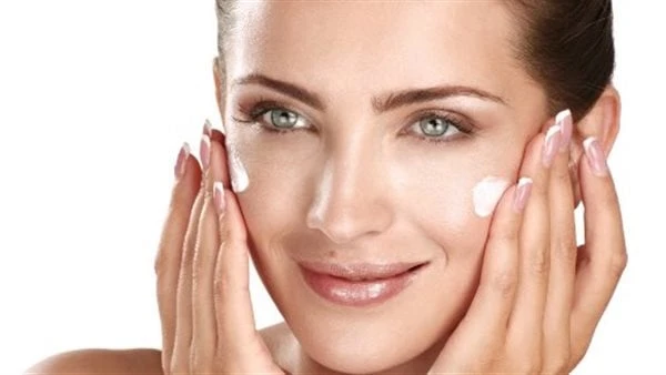 أسرار جمالية غير متوقعة يمكن إضافتها ل روتين العناية بالبشرةترغب دائما السيدات و الفتيات في اختيار روتين الجمال الذي تلتزم به لكي تحصل على بشرة نضرة وشعر رائع، فلابد من أن المحافظة