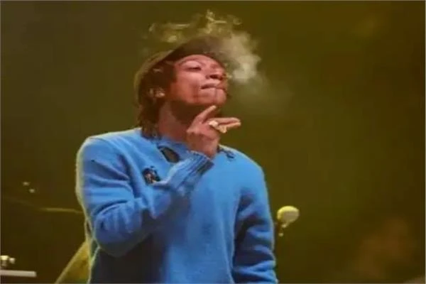 اعتقال مغني الراب الأمريكي ويز خليفة بعد تعاطيه الماريجوانا أمام الجمهور متفرقات شاهد المقال التالي من صحافة مصر عن اعتقال مغني الراب الأمريكي ويز