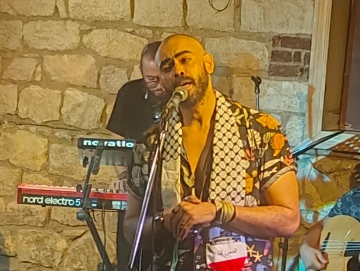 ارتدى الكوفية الفلسطينية و غنى لفلسطين و لمصر شادي عبد السلام يحيي اولى حفلاته بجاردن سيتيأحيا الفنان الشاب شادي عبد السلام ب بجاردن سيتي اولى حفلاته