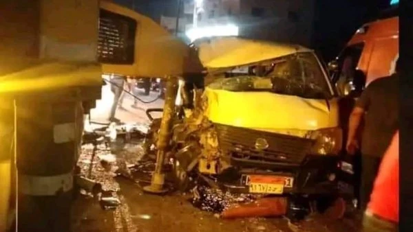 مصرع سيدة وإصابة 10 أخرين فى حادث تصادم ميكروباص بخلاطة علي طريق الزقازيق لقيت سيدة مصرعها وأصيب 10 أشخاص فى حادث تصادم ميكروباص بخلاطة وذلك بطريق