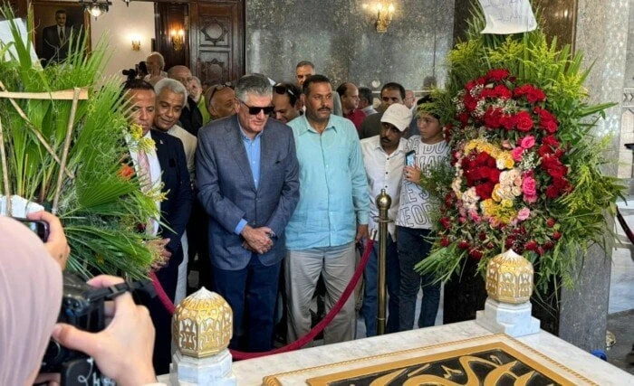 عبد الحكيم جمال عبد الناصر في ضريح والده احتفالا بالذكرى ال 72 لثورة يوليو صورعبد الحكيم جمال عبد الناصر في ضريح والدهوصل منذ قليل المهندس عبد الحكيم